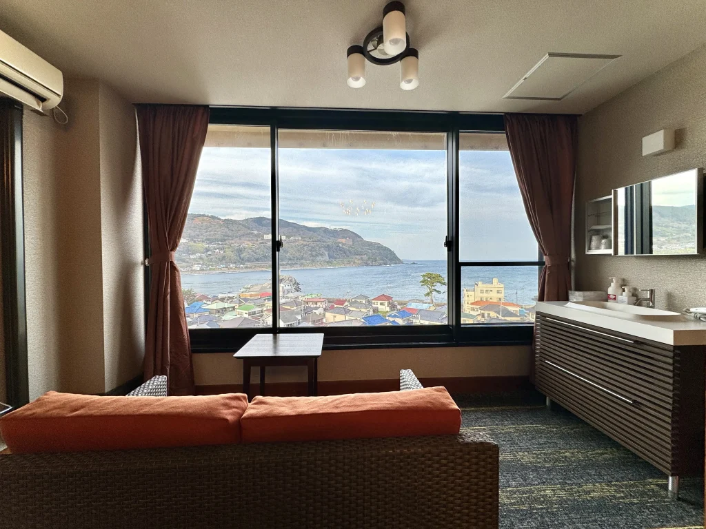 「稲取赤尾ホテル」モダン和室からのオーシャンビュー