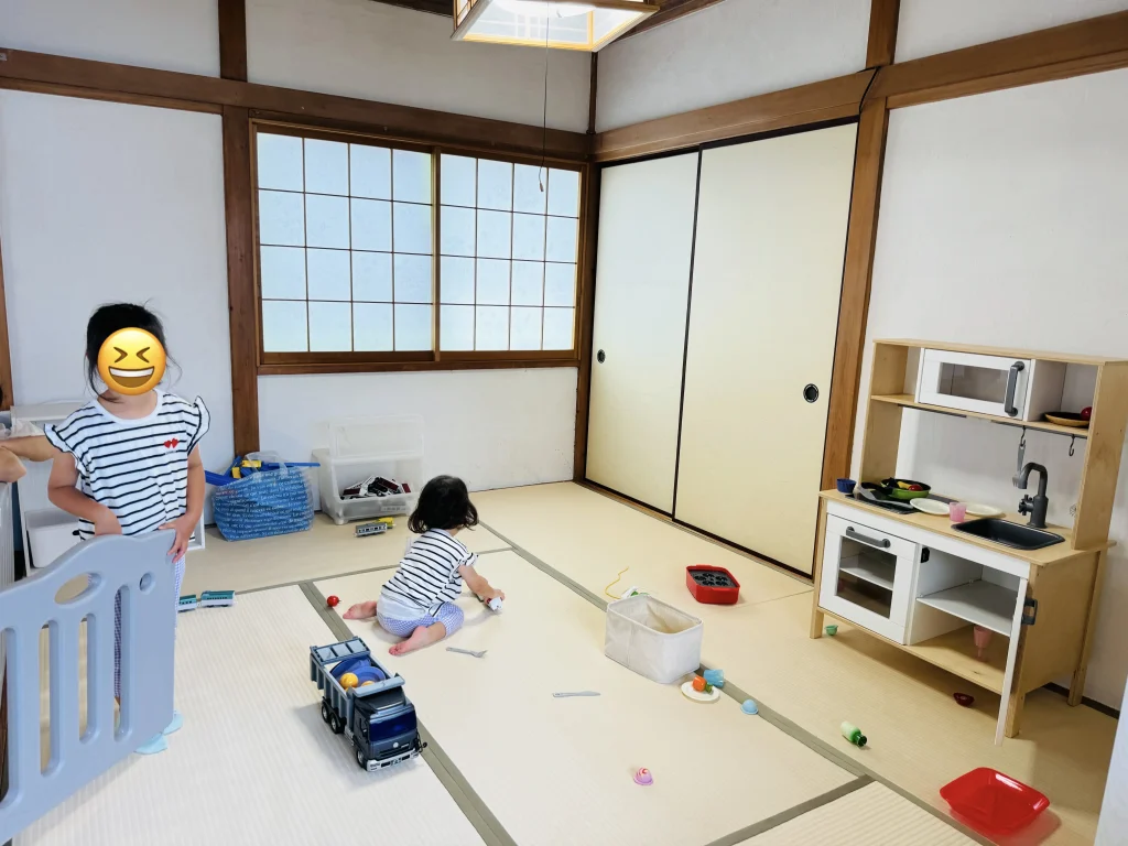 Upstairs play area at Family Cafe Wakka, featuring a cozy tatami space where little children can play safely nearby