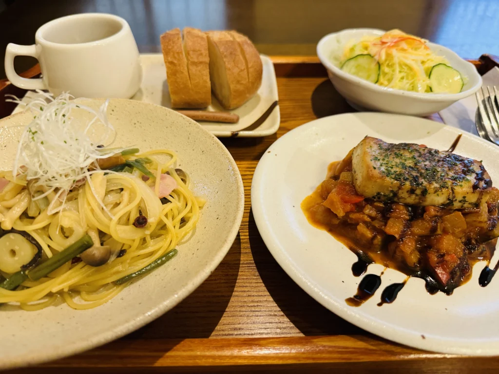Half-and-half lunch set at Shuzenji no Yoshokuya, featuring today's fish dish and pasta