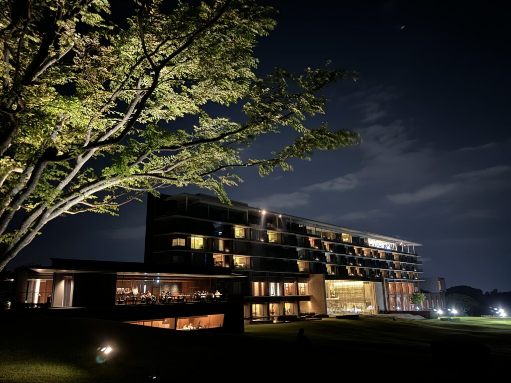 日本平ホテル:夜間の外観写真