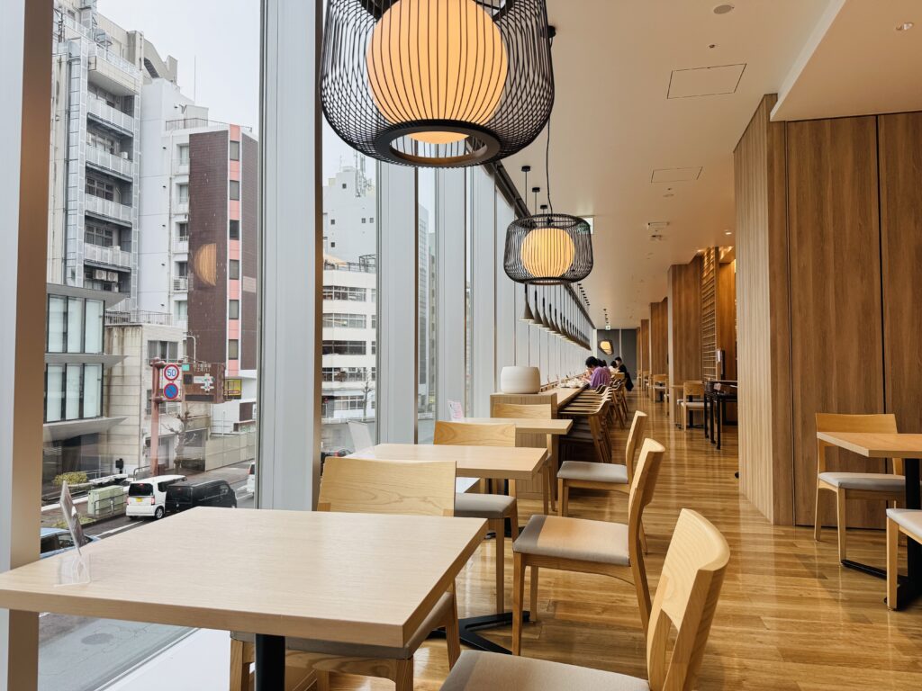 ホテルオーレイン(静岡):朝食会場の様子・窓側の席