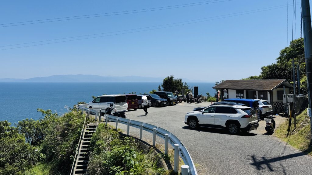 Small parking area near the Satta Pass observation deck