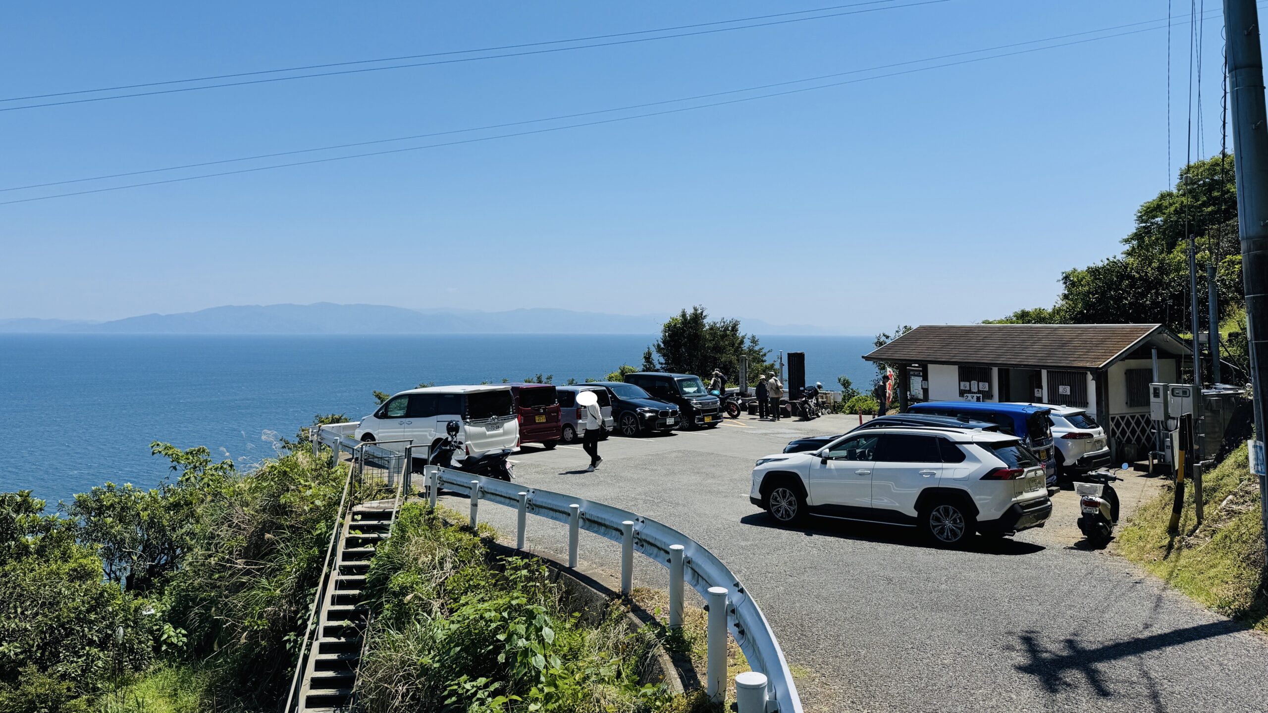 Small parking area near the Satta Pass observation deck