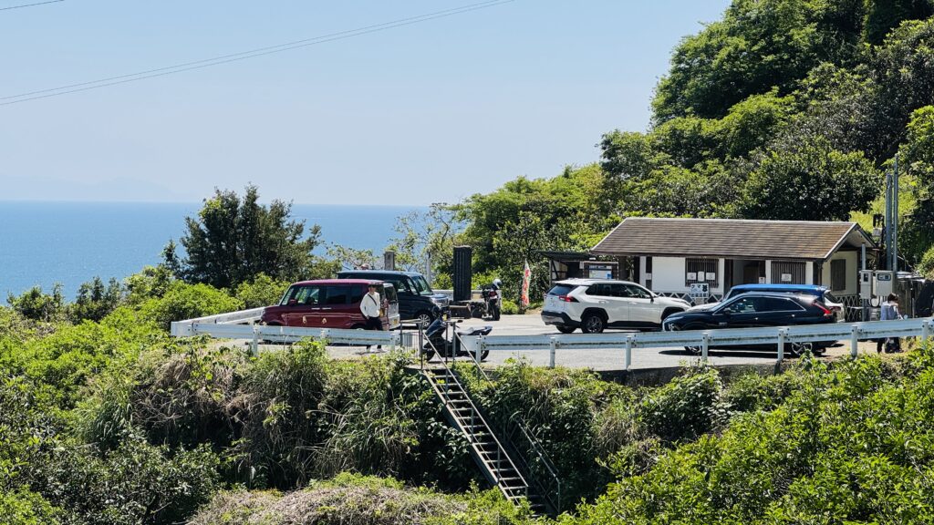 Parking lot next to the Satta Pass observation deck