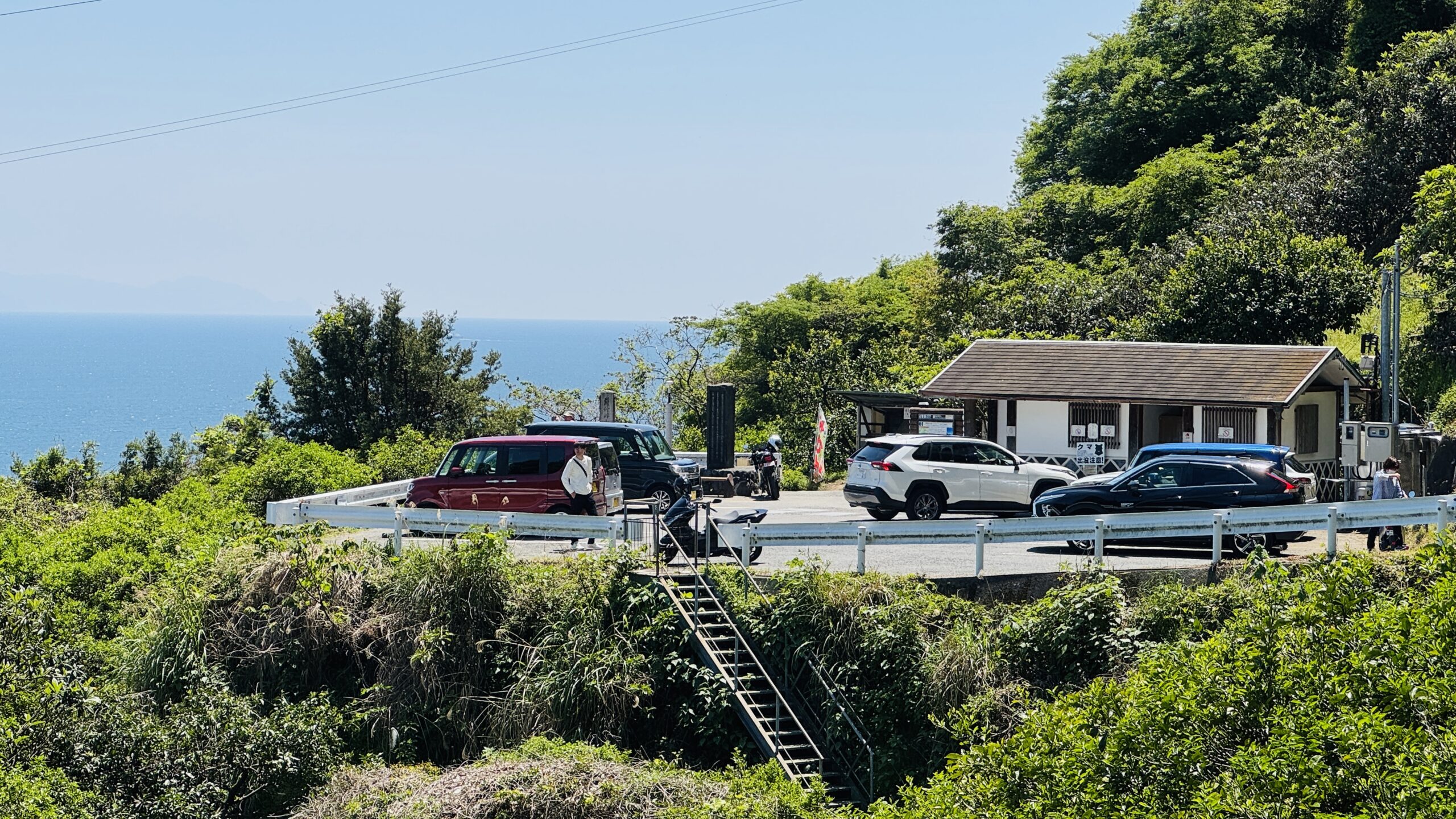 Parking lot next to the Satta Pass observation deck
