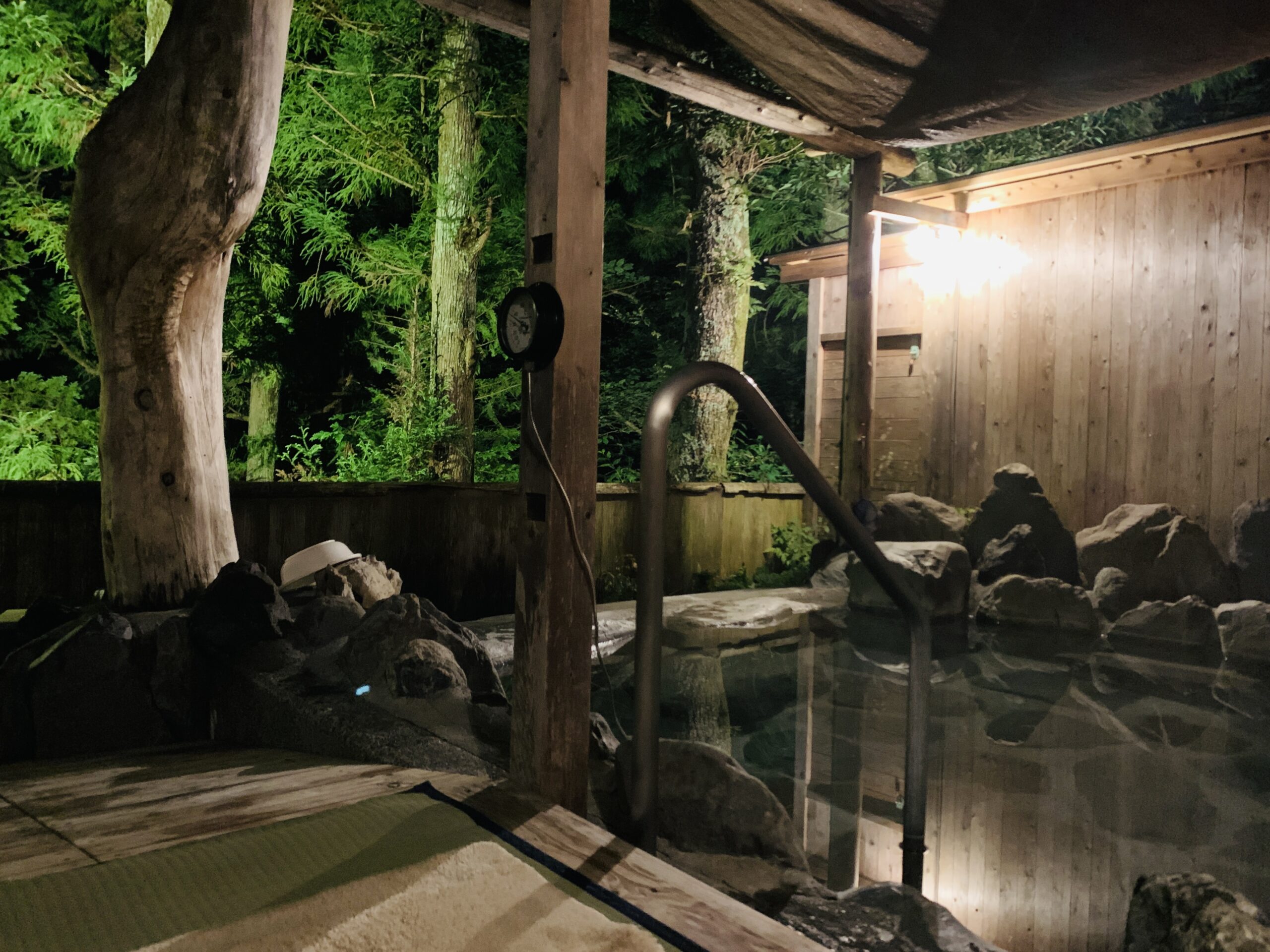 Private open-air bath “Kaze-no-Yu” at Onogiso Ryokan, Umegashima Konya Onsen, Shizuoka