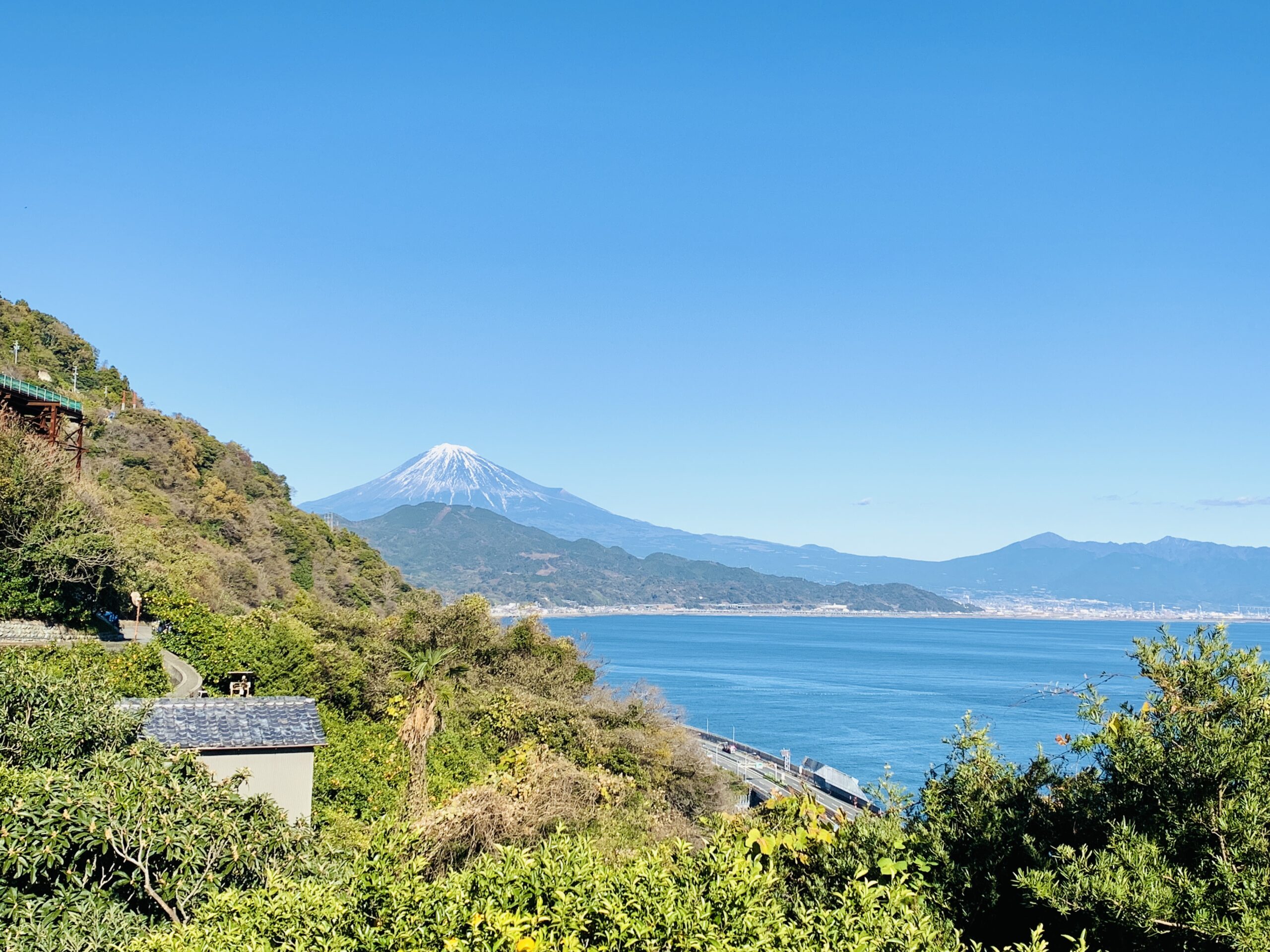 Mt. Fuji, Suruga Bay, and the Tomei Expressway, seen from a viewpoint similar to Utagawa Hiroshige’s ukiyo-e