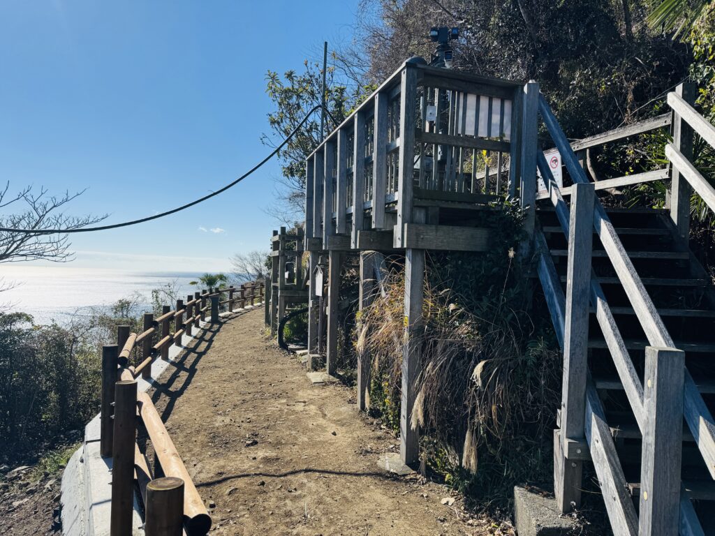 Surroundings of the Satta Pass observation deck, with peaceful nature and scenic views