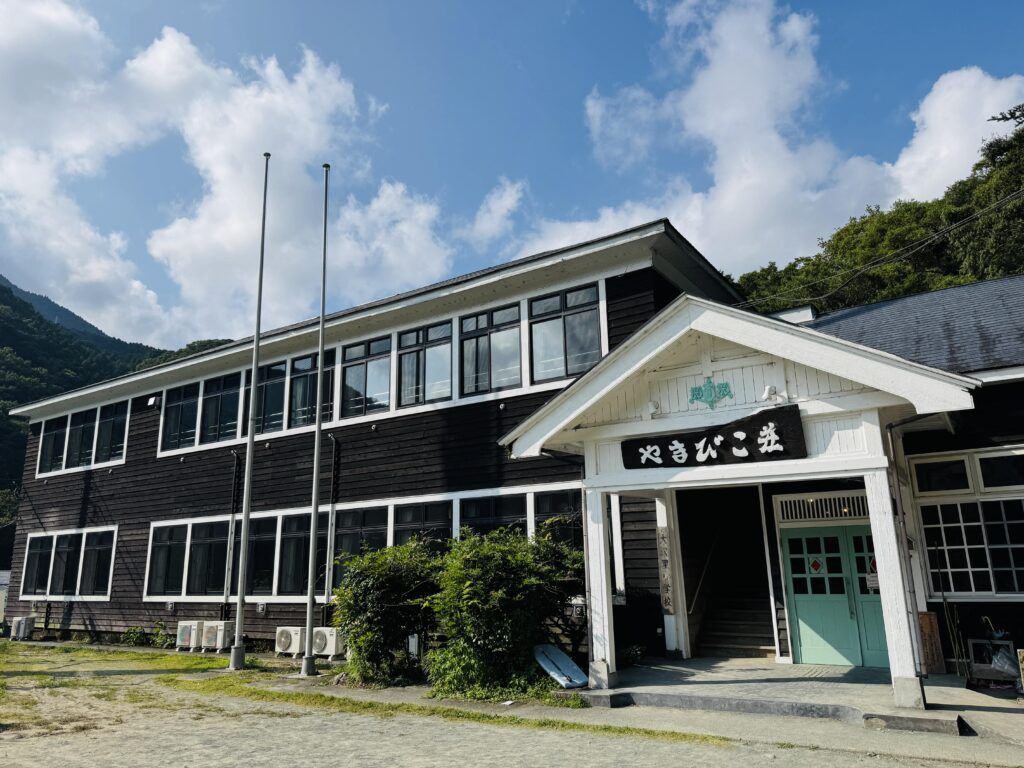Exterior of Yamabiko-so Inn in Nishi-Izu, a nostalgic former elementary school building