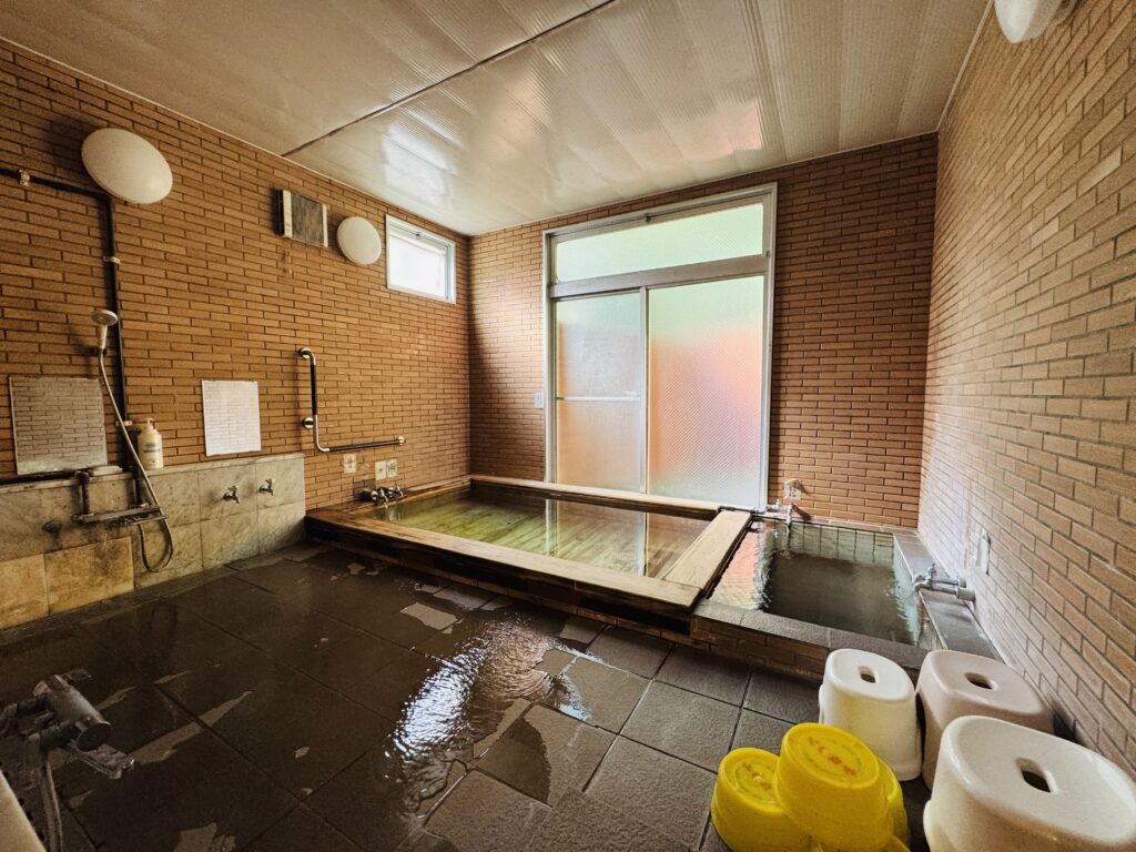 Public indoor onsen bath for men at Yamabiko-so Inn in Nishi-Izu