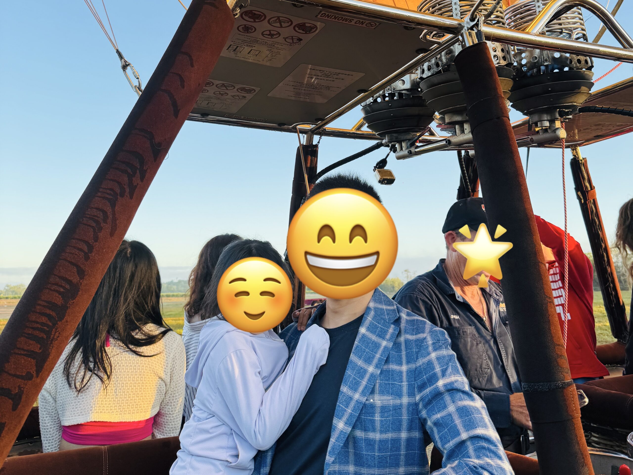 熱気球に乗り込んだ参加者を、スタッフに撮影してもらった記念写真。