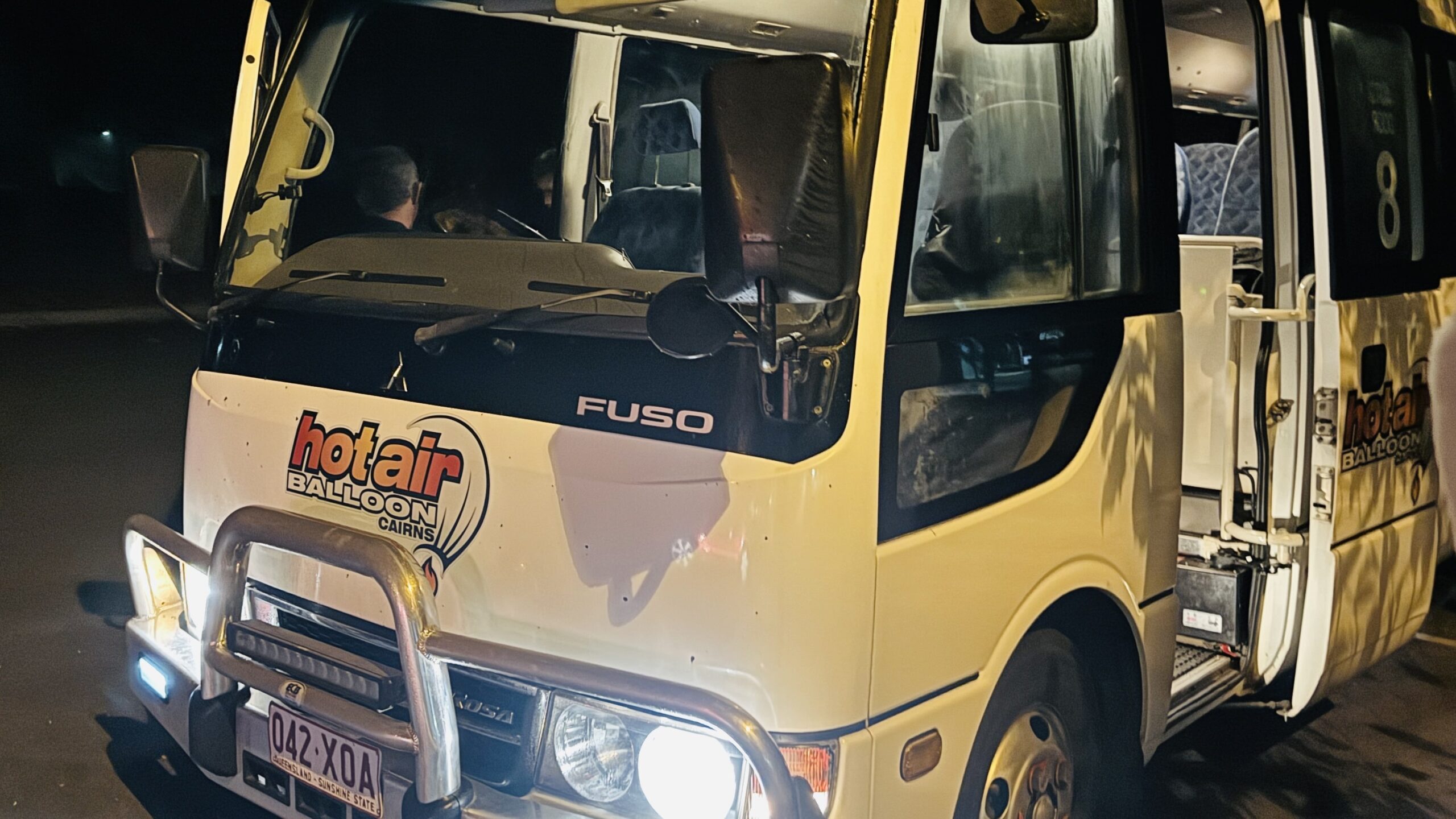 ケアンズの熱気球ツアー送迎バス。車両ドア横にある番号が表示されています。