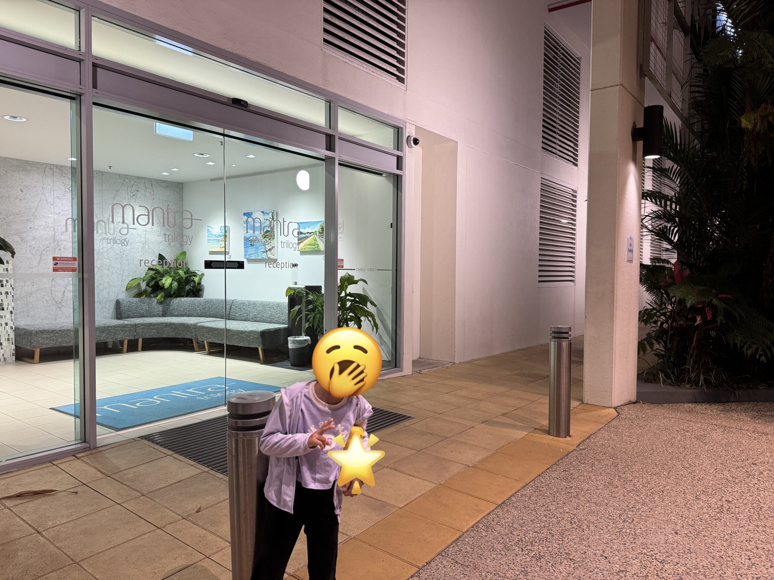 早朝3時30分ごろ、ケアンズ中心部のホテル前で熱気球ツアーの送迎車を待つ参加者。まだ暗く、ひんやりとした空気に包まれている。