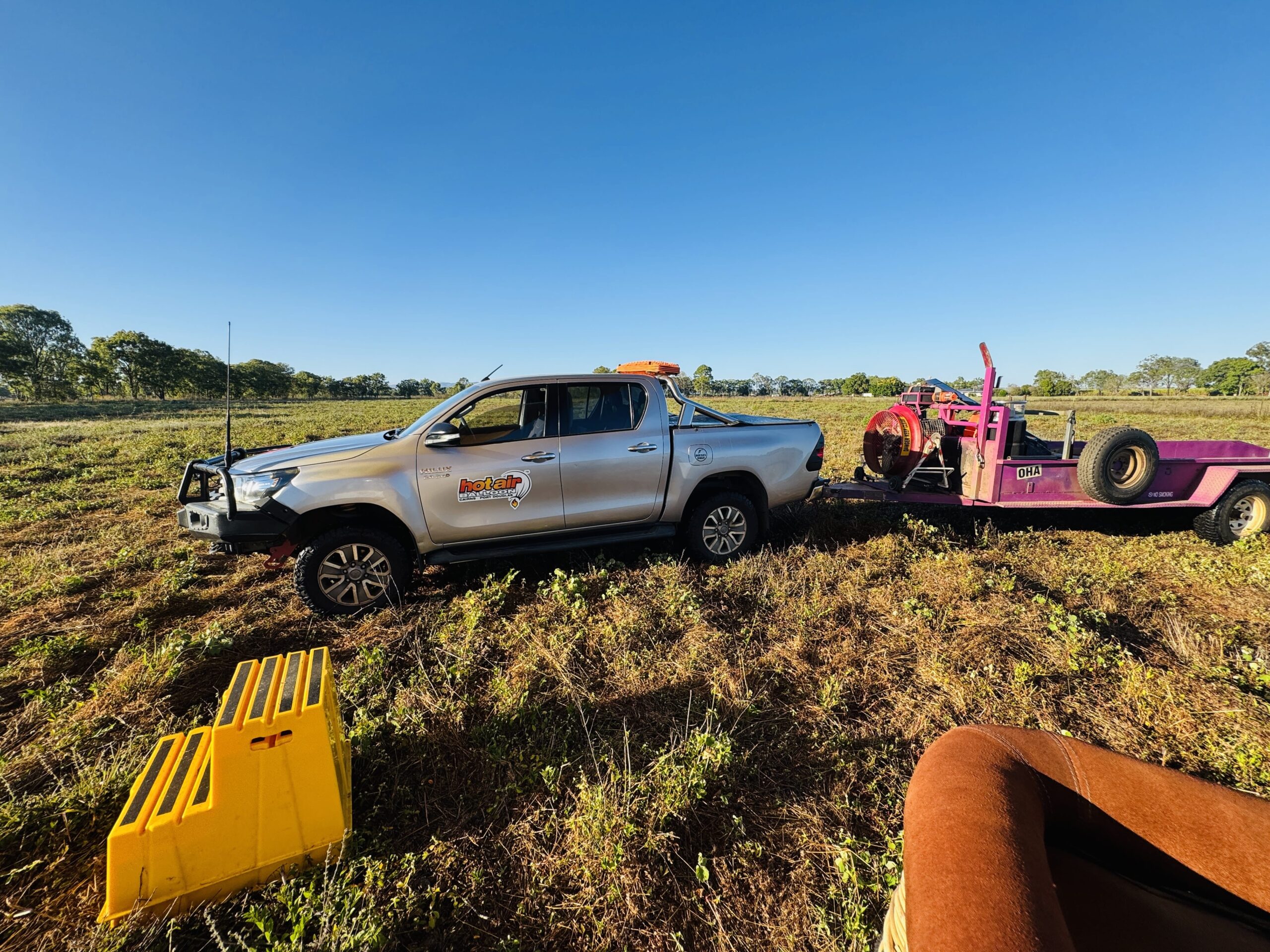 ケアンズ・マリーバ高原の熱気球着陸ポイント周辺。草が生えたで土の地面が広がっている様子。
