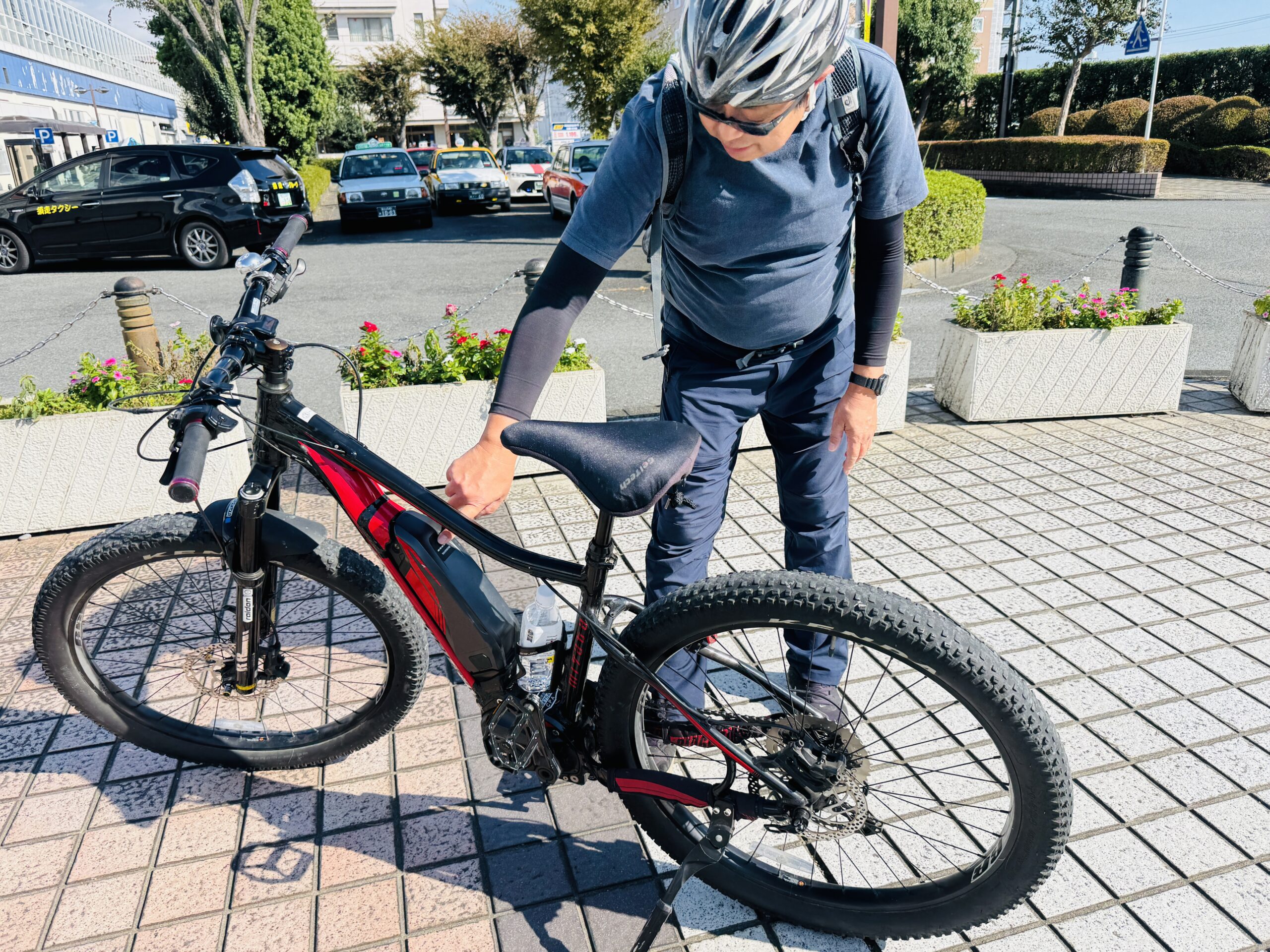 Electric-assist bicycle controls with simple on/off button and adjustable assist levels