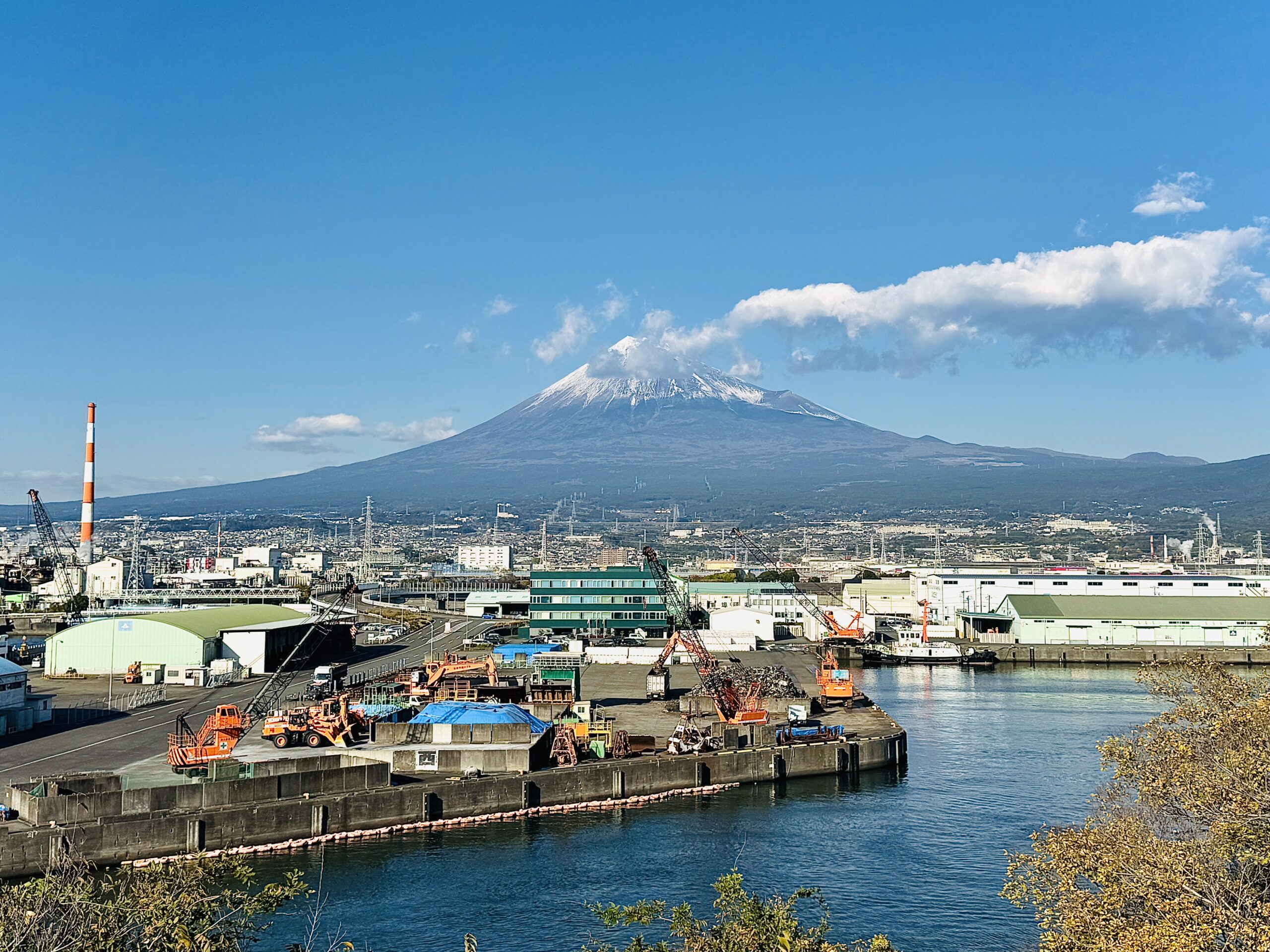 Mt. Fuji viewed from the coastal and port area on the Shizuoka side, a perspective not found around the Fuji Five Lakes