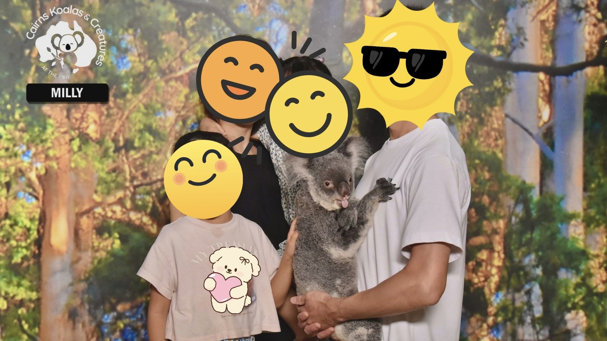 ケアンズ・コアラズ&クリーチャーズにて、家族でコアラ抱っこ写真