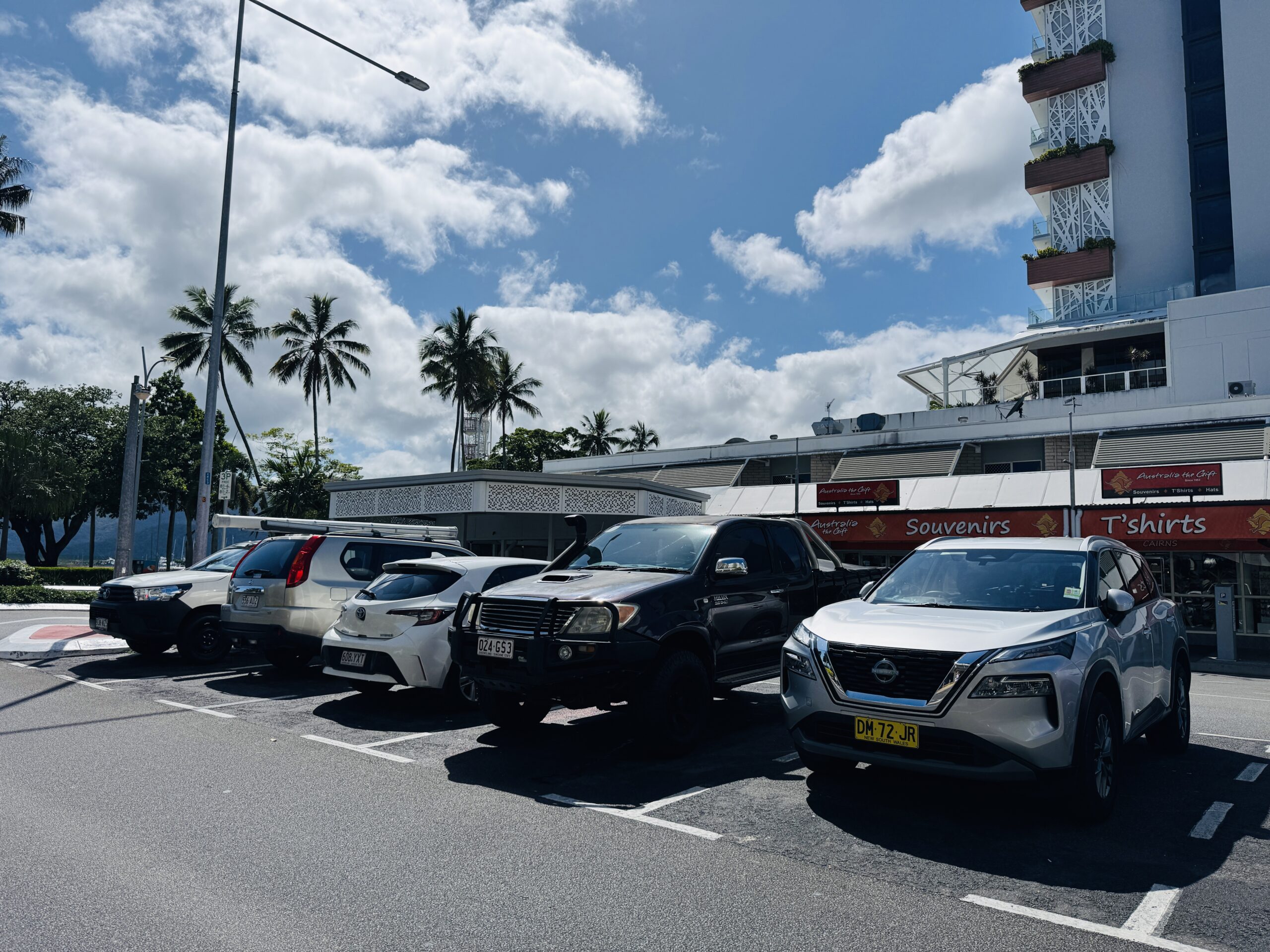 ケアンズ中心部の路上駐車場