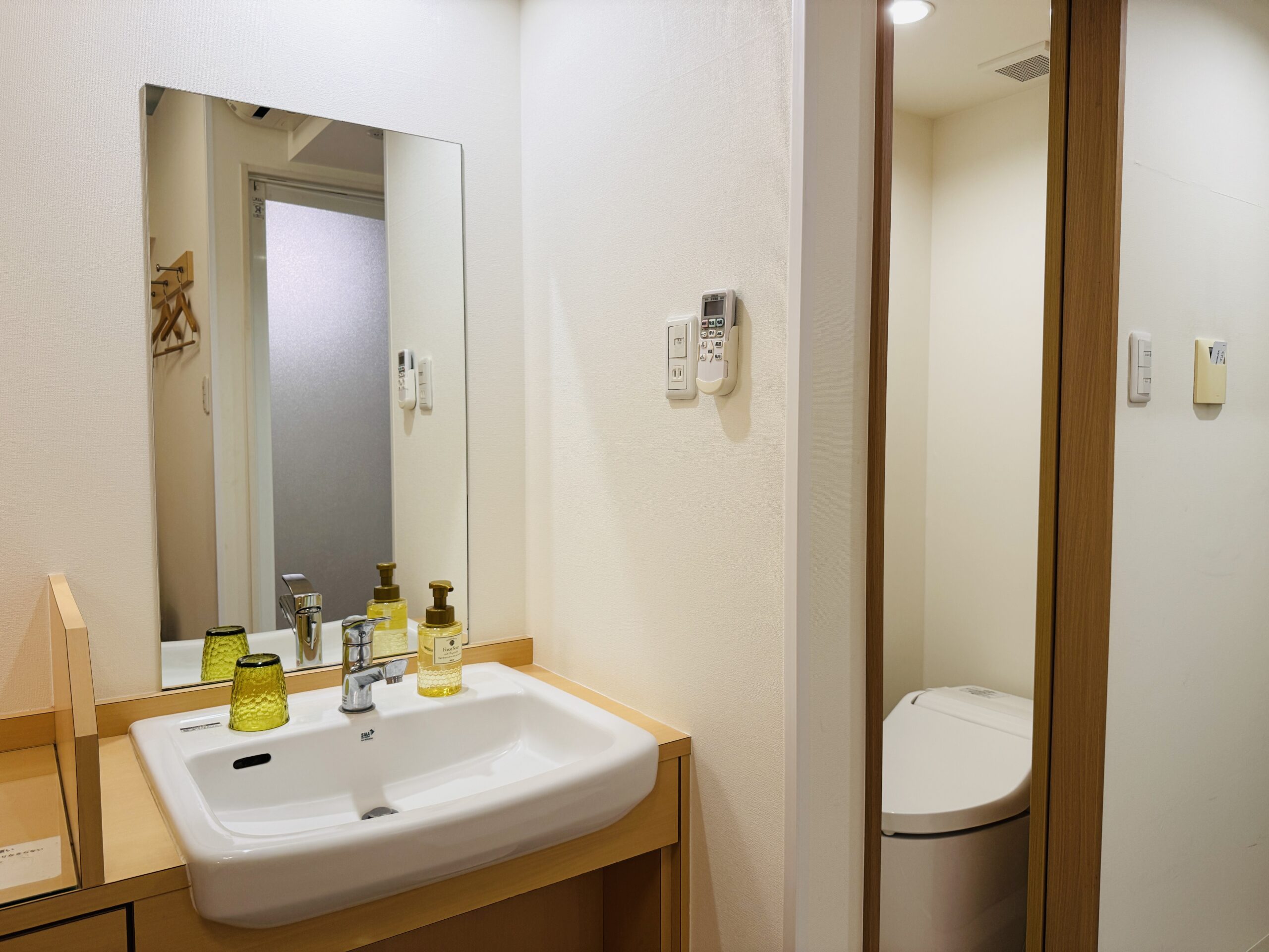 ホテルニシムラ：セパレートタイプの洗面所とトイレ